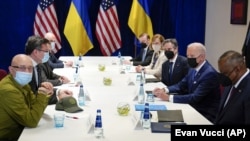 U.S. Defense Secretary Lloyd Austin (right) and Secretary of State Antony Blinken (3rd right) look on.U.S. President Joe Biden (2nd right) participates in a meeting with Ukrainian Foreign Minister Dmytro Kuleba (2nd left) and Defense Minister Oleksiy Reznikov (left) in Warsaw on March 26.