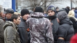 Члены «Самообороны Крыма» на улицах Симферополя, 28 февраля 2014 года