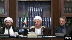 روسای قوی مقننه و قضائیه ایران، علی (راست) و صادق (چپ) لاریجانی و آیت‌الله اکبر هاشمی رفسنجانی