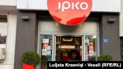 Na Kosovu postoje i drugi operateri koji pružaju slične ulsluge kao MTS, poput Kosovskog Telekoma "Vala", te privatnih kompanija "IPKO" i "Artmotion". Međutim, pripadnici srpske zajednice gotovo da ne koriste njihove usluge
