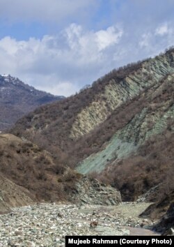 Həyat ağır hekayə deyil, bir qucaq ümiddir. Lahıc yolunda gözəl dağ mənzərəsi.