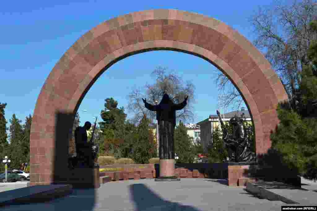 2-nji Jahan urşunda wepat bolanlaryň hatyrasyna galdyrylan monument