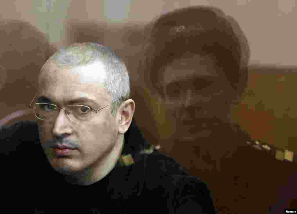 Михаил Ходорковский в зале суда, апрель 2010 года 