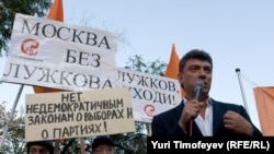 Boris Nemtsov addressing an anti-Luzhkov rally in Moscow last month.