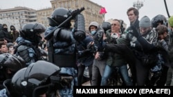 Ресейлік оппозициялық саясаткер Алексей Навальныйды қолдап наразылық шеруіне шыққандарға күш қолданып жатқан полиция жасағы. Мәскеу, 23 қаңтар 2021 жыл.