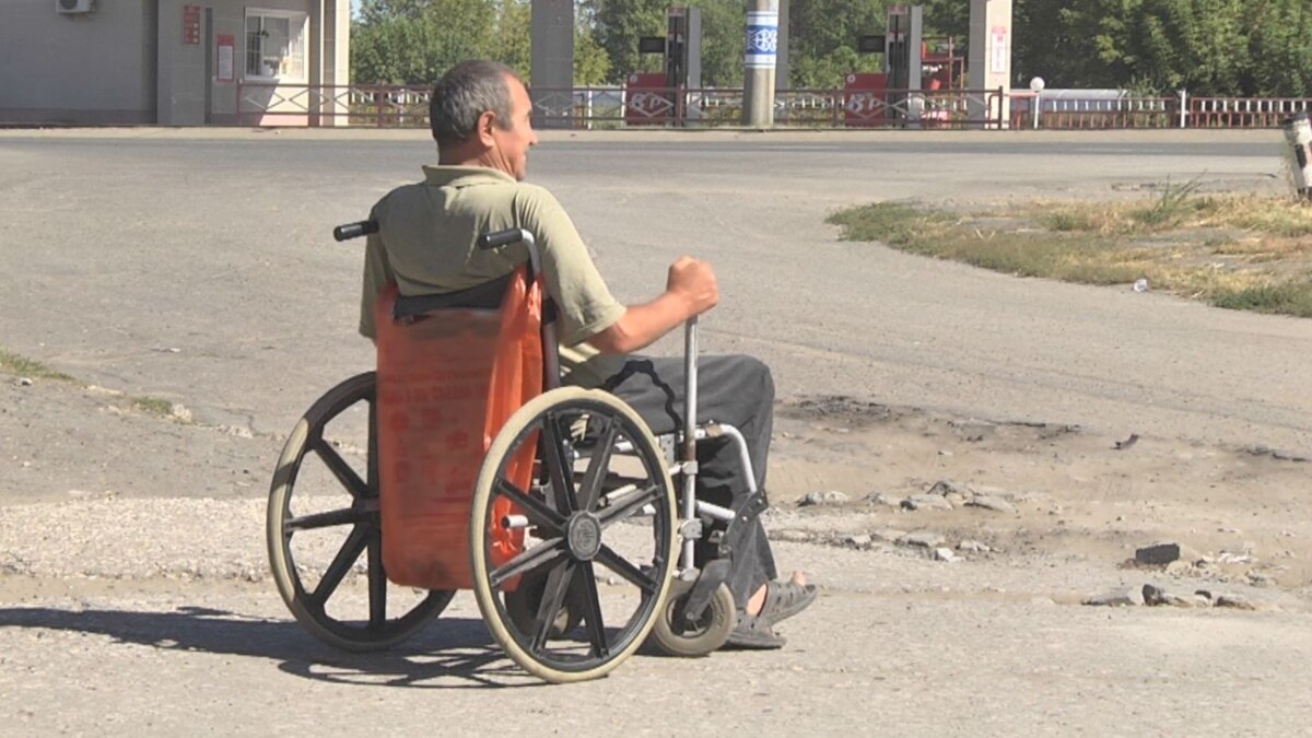 Инвалид просит помощника, дают пока подгузники