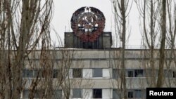 Stema URSS în oraşul-fantomă Pripiati, în apropiere de Cernobîl.