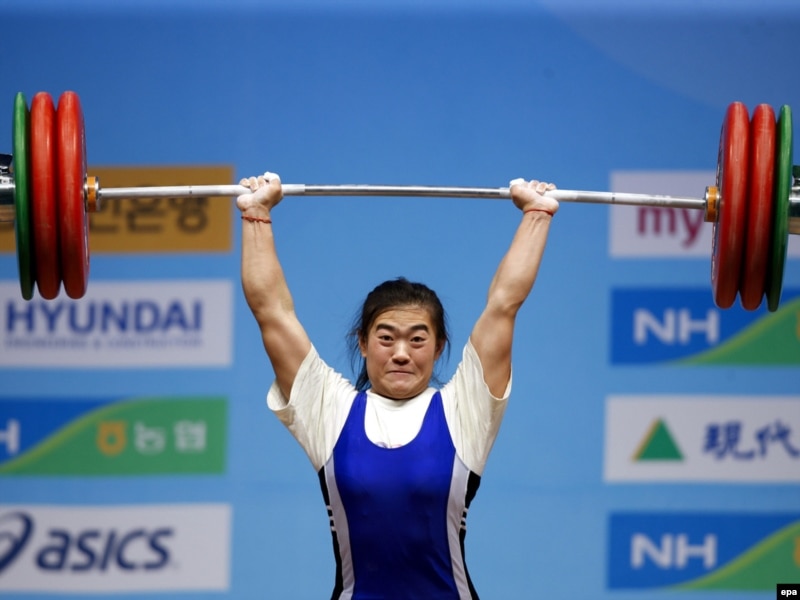 Казахстанская штангистка Майя Манеза устанавливает свой рекорд, что позволило ей стать чемпионом мира. Гоянг, 25 ноября 2009 года