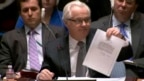 Посол России в ООН Виталий Чуркин показывает фотокопию документа