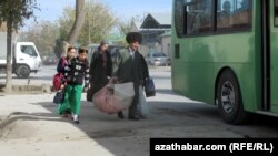 Türkmenistanly ýolagçylar awtobusa münýärler (arhiw suraty)