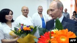 Владимир Путин во время визита в Барнаул, 19 июня 2009