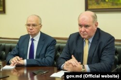 Grigori Karasin (dreapta) și ambasadorul rus Farit Muhametșin la întâlnirea cu premierul Pavel Filip