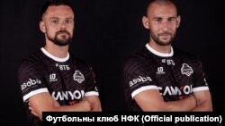 Футбалісты «Крумкачоў» Сяргей Казека (зьлева) і Павел Расолька