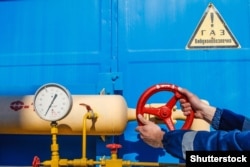 Працівник закручує кран на газовимірювальній станції «Ужгород» біля села Часлівці, неподалік від Ужгорода Закарпатської області, 21 травня 2014 року