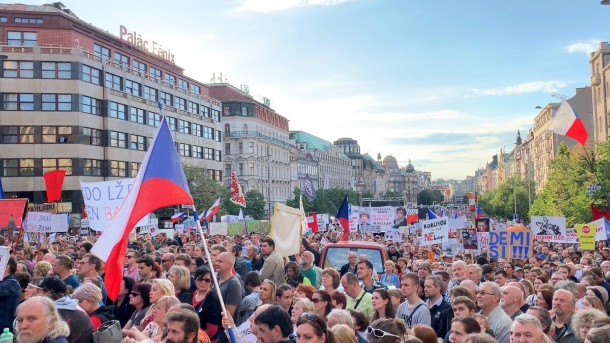 День чехии. Митинг в Чехии. Пророссийские протесты в Чехии. Выступление на площади Чехия. Митинги в Чехии вид сверху.