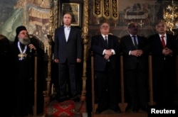 Путин на Афоне – то ли сидит, то ли стоит в кресле византийских императоров