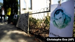 Акция в поддержку Олега Сенцова у посольства России в Париже