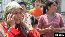 Холида Ахмедова, беженка из Оша, говорит по телефону. 22 июня 2010 года.