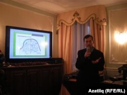 Тарихчы Дамир Хәйретдинов картада Мәскәү кирмәнендә татар урыннарын күрсәтә