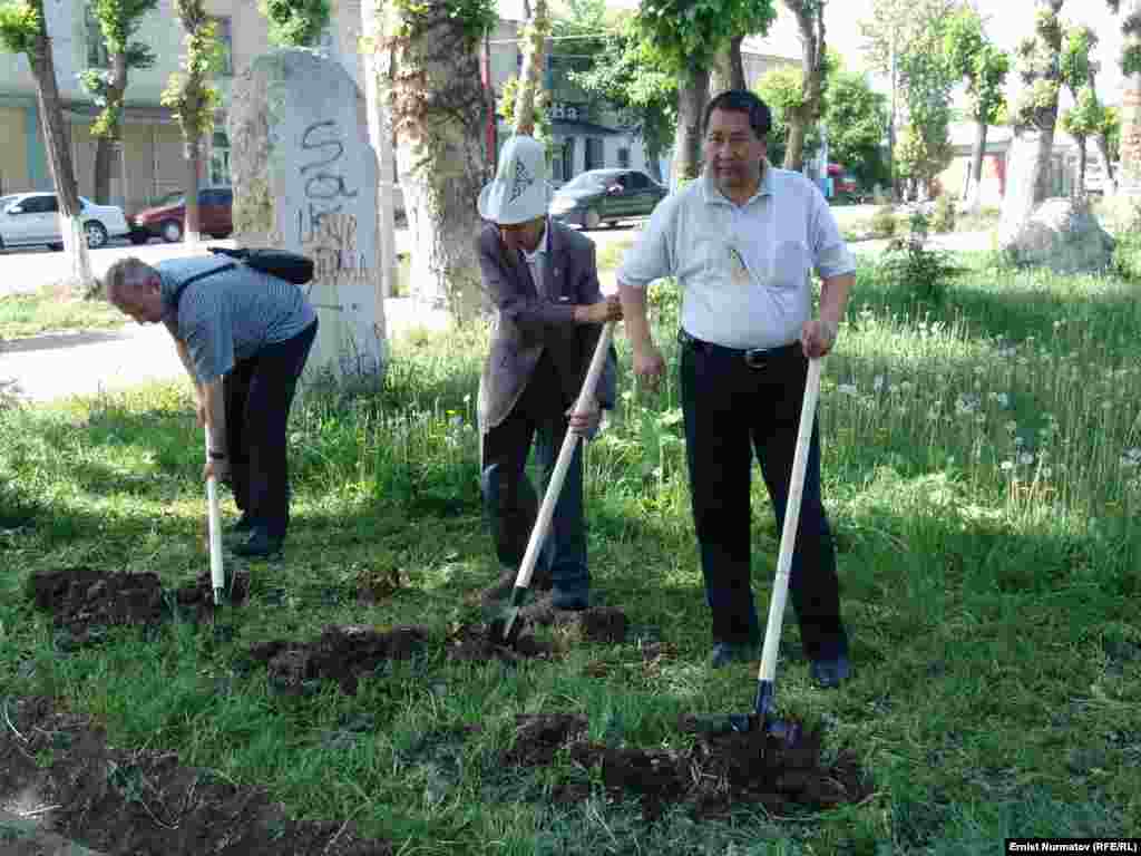 Главные редактора местных газет Евгений Бреславский, Талант Монолбаев.