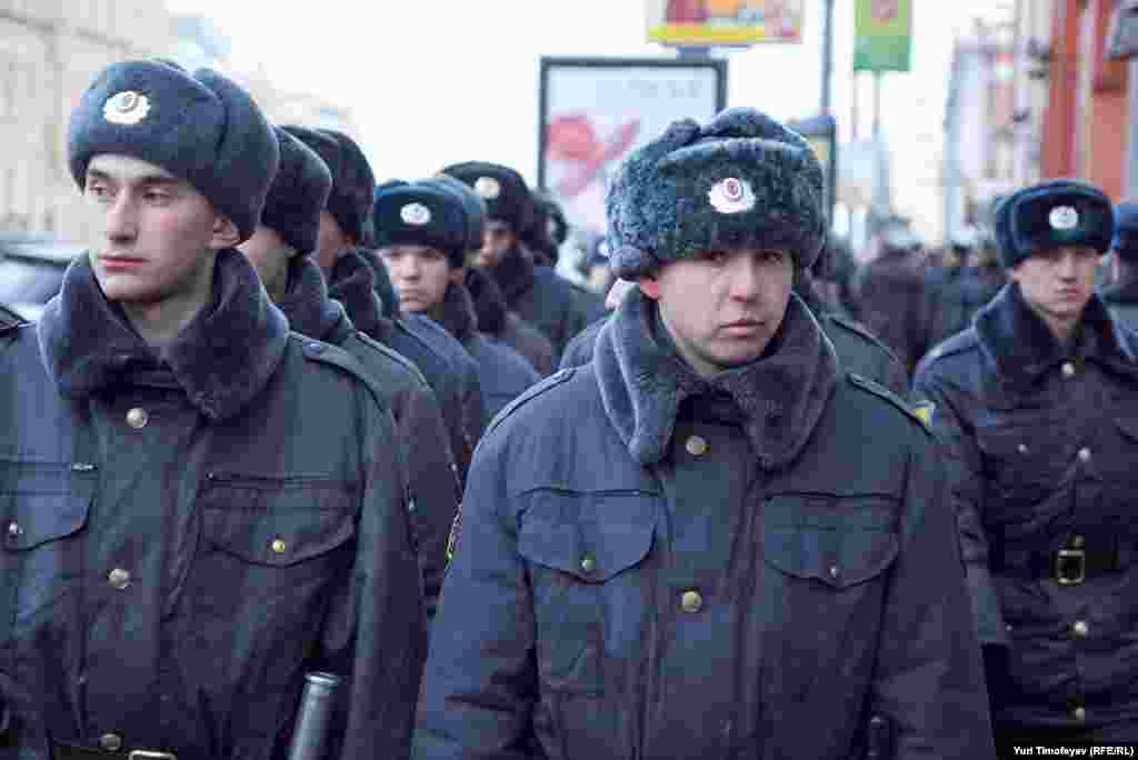 Солдаты ВВ на Новой площади в Москве.