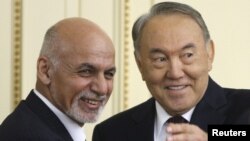 Президент Афганистана Ашраф Гани (слева) и президент Казахстана Нурсултан Назарбаев. Астана, 20 ноября 2015 года.