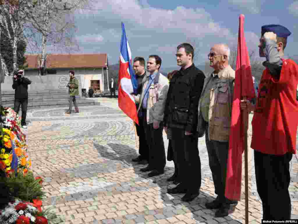 Polaganje cvijeća na Spomen obilježje na Vracama, Foto: Midhat Poturović