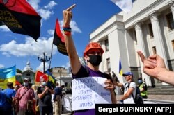 Під час акції «Руки геть від мови!» біля будівлі Верховної Ради. Київ, 16 липня 2020 року /