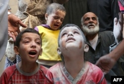 Дети спасаются от российских бомбардировок Алеппо