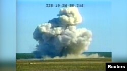 Випробування бомби GBU-43/B, відеокадр 2003 року