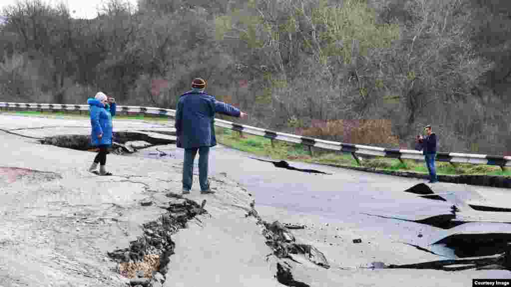 Траса Севастополь-Бахчисарай-Сімферополь руйнується через зсув, 21 березня 2017 року