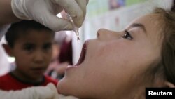 Дәрігер балаға полиомиелиттің вакцинасын салып жатыр. (Көрнекі сурет)