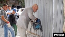 Armenia - Municipal workers dismantle a kiosk in Yerevan's Arabkir district, 10Aug2011.