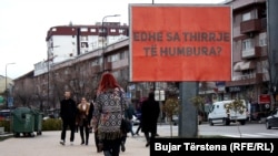 Bilborde në Prishtinë me mbishkrimin "Edhe sa thirrje të humbura". 