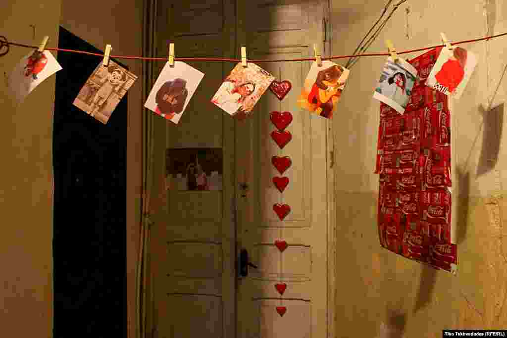 Фотографии в коридоре в тбилисской квартире. Фотограф Тико Цхведадзе говорит, что не знает, кто здесь живет. &quot;Возможно, кто-то влюбленный в фотографию или просто влюбленный&quot;.