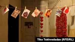 Çap edilmiş fotolar Tbilisidəki bir evin dəhlizindən asılıb. Fotoqraf Tiko Tskhvedadzeburada kimin yaşadığını bilmədiyini söyləyir. “Ola bilər bu adam fotoqrafiya aşiqidir, ola da bilər, sadəcə, aşiqdir”