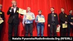 На сцені Берлінського міжнародного кінофестивалю учасники з'явилися з плакатами «Free Oleg Sentsov»