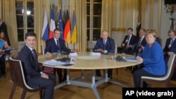 De la stânga la dreapta: Volodimir Zelenski, Emmanuel Macron, Vladimir Putin și Angela Merkel, la reuniunea de la Paris. 9 decembrie 2019
