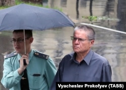 Алексей Улюкаев в сопровождении сотрудника ФСИН направляется в суд