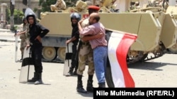 معترضان مصری حامی ارتش‌اند و هواداران مرسی عملکرد آن را کودتا می‌نامند