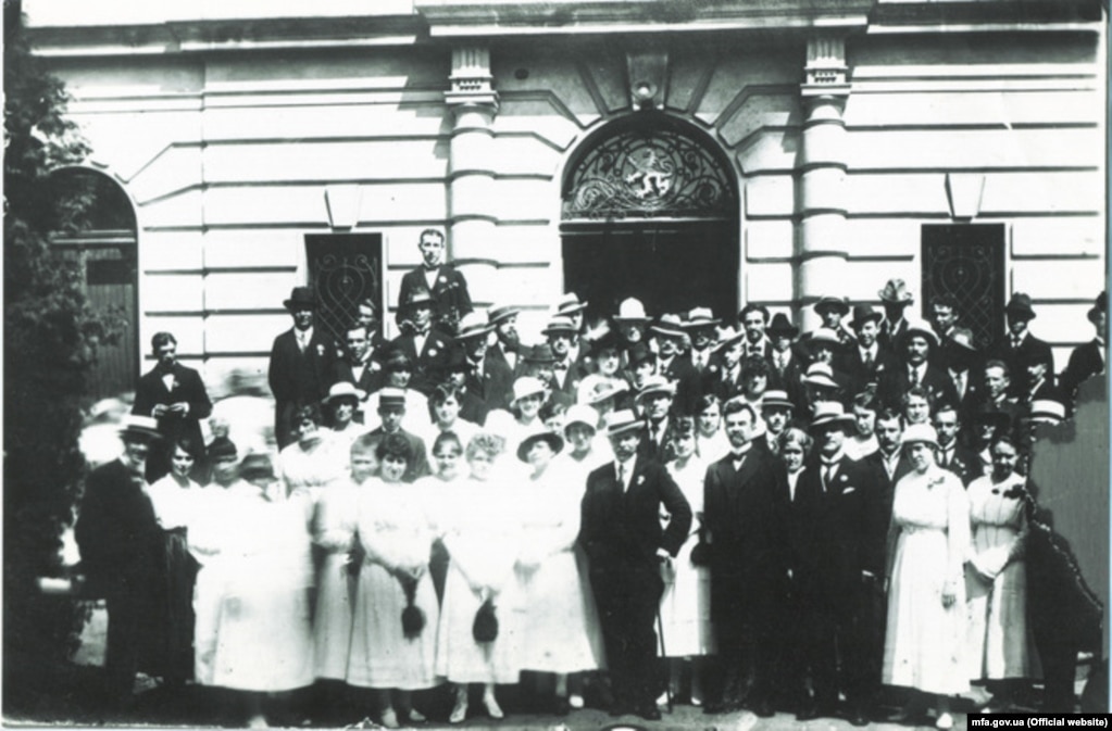 Під час виступів Української республіканської капели у Празі, 1919 рік. Капела була створена музичним відділом Міністерства освіти УНР за дорученням голови Директорії Симона Петлюри, для популяризації української музичної культури. Головним меценатом капели був Симон Петлюра