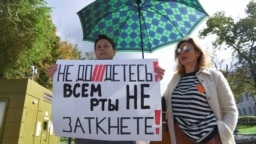 „Mindenkit nem tudtok elhallgattatni” – 2021-es moszkvai tiltakozás az idegenügynök-törvény által fenyegetett, akkor még működő Dozsgy online tévé mellett. A három piros vonal az azóta megszűnt adó logójának része volt