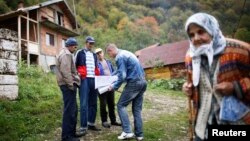Сребреница маңында тұратын адамдарды санақ кезінде тіркеп жатқан санақшы. 1 қазан 2013 жыл