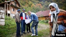 Во время переписи в одном из боснийских сел. 1 октября 2013 года.