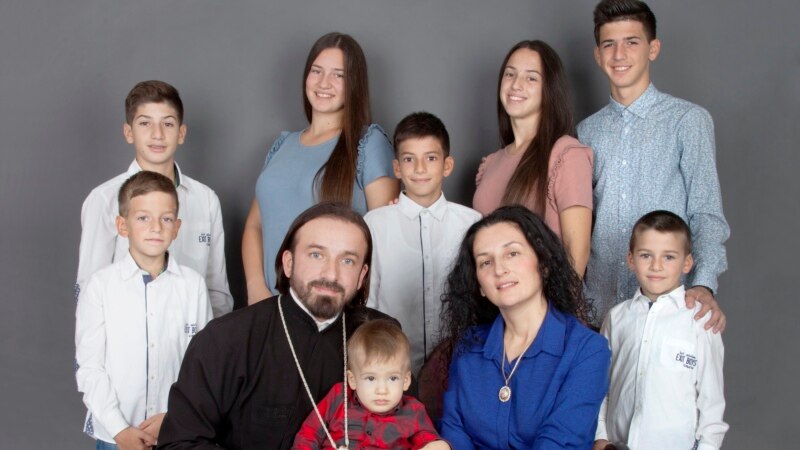 Vaskršnje poruke desetočlane porodice sveštenika iz Bijeljine