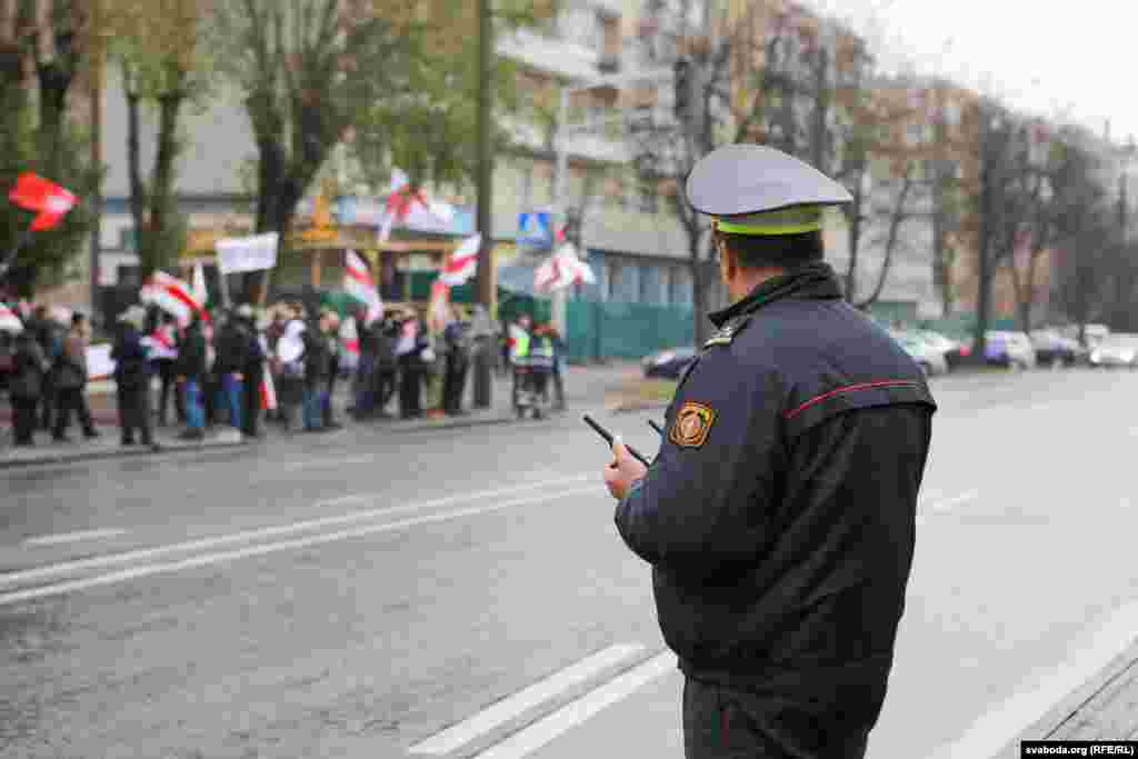 За словами очевидців, правоохоронці фіксували номери машин, які вітали учасників ходи сигналами, та зупиняли їхні машини