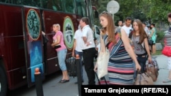 Elevi moldoveni, plecând în vacanță în România
