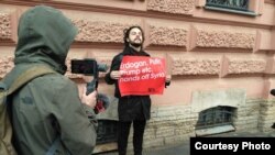 Одиночний пікет Михайла Федорченка в Петербурзі проти турецької військової операції в Сирії, 12 жовтня 2019 року