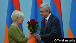 Президент Армении Серж Саргсян награждает группу женщин по случаю женского праздника, Ереван, 7 марта 2018 г.