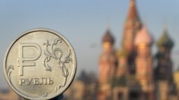 Одночасно з падінням цін на нафту падає і курс рубля